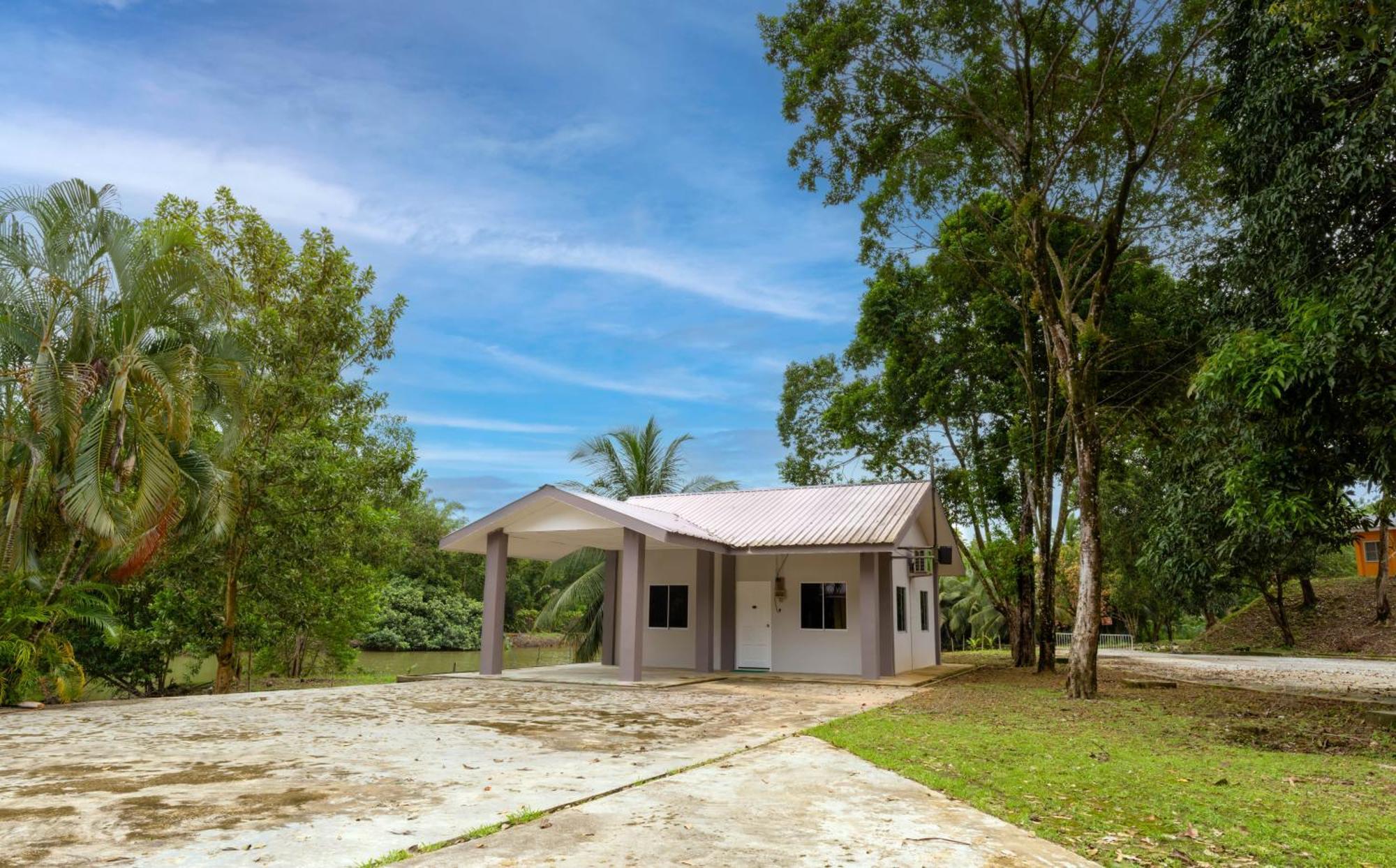 Putra Sentosa Retreat Camp, Sematan Hotel Eksteriør billede